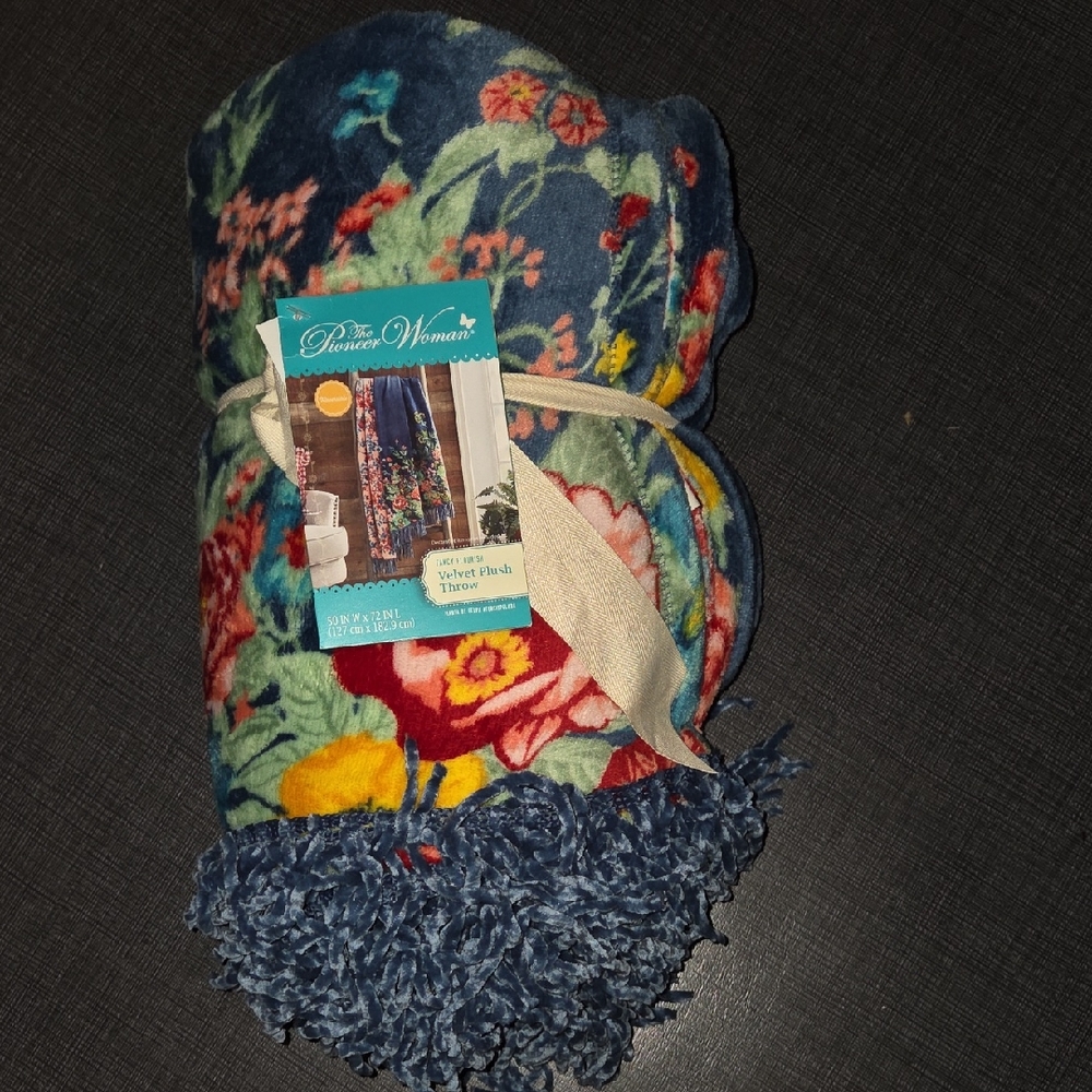 The Pioneer Woman Fancy Flourish Velvet Plush Throw NWT 50x72
